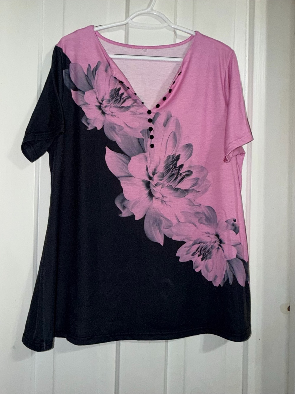 Womenβs size 2X shirt top Short-Sleeve V-Neck Floral Colorblock Top